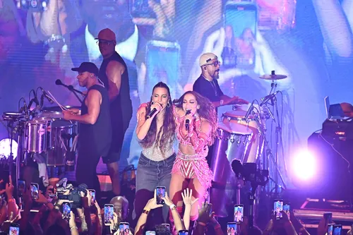 
				
					Ivete Sangalo surge em show de Anitta e leva público à loucura
				
				