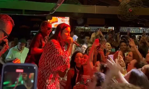 
				
					Ivete Sangalo surpreende fãs com show em barzinho na Bahia; VÍDEO
				
				