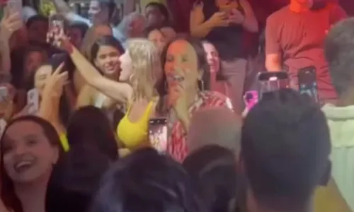 
				
					Ivete Sangalo surpreende fãs com show em barzinho na Bahia; VÍDEO
				
				