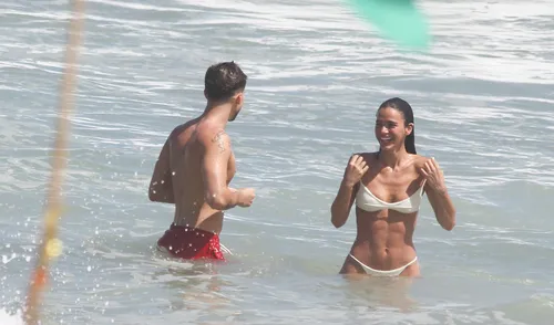 
				
					João Guilherme curte praia aos beijos com Bruna Marquezine; veja fotos
				
				