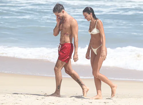 
				
					João Guilherme curte praia aos beijos com Bruna Marquezine; veja fotos
				
				