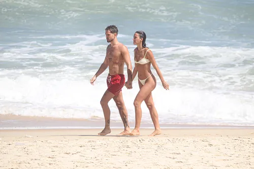 
				
					João Guilherme curte praia aos beijos com Bruna Marquezine; veja fotos
				
				