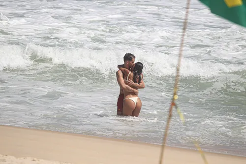 
				
					João Guilherme curte praia aos beijos com Bruna Marquezine; veja fotos
				
				