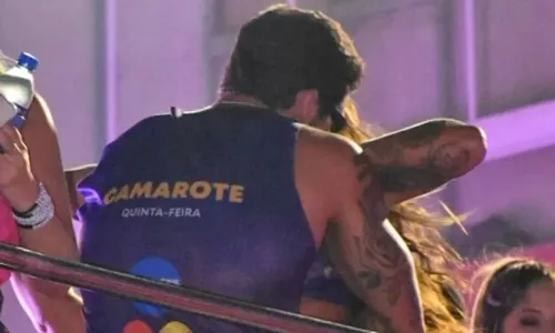 
				
					João Hadad é flagrado aos beijos com ex-'De Férias com o Ex' em festa
				
				