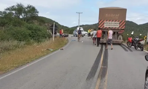 
				
					Jovem morre e mulher fica ferida após moto colidir com caminhão na BA
				
				