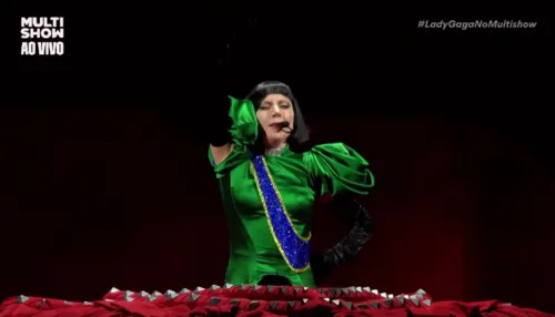 
				
					Lady Gaga surge com look em homenagem ao Brasil: 'Presidenta'
				
				