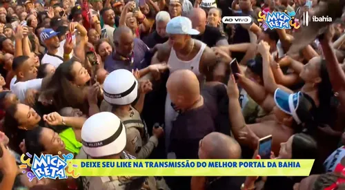 
				
					Léo Santana 'abandona' trio e atravessa multidão na Micareta de Feira
				
				