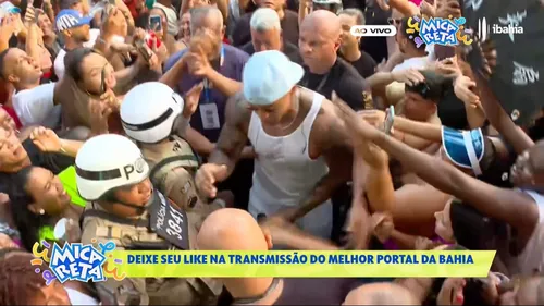 
				
					Léo Santana 'abandona' trio e atravessa multidão na Micareta de Feira
				
				
