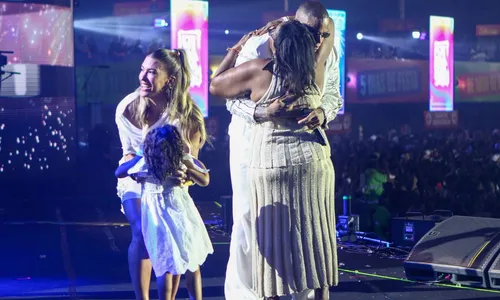 
				
					Lore Importa e Liz roubam a cena em show de Léo Santana na Virada
				
				