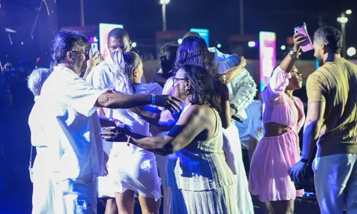 
				
					Lore Importa e Liz roubam a cena em show de Léo Santana na Virada
				
				