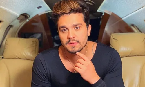 
					Luan Santana é flagrado com playback em show e reação chama atenção
				
				