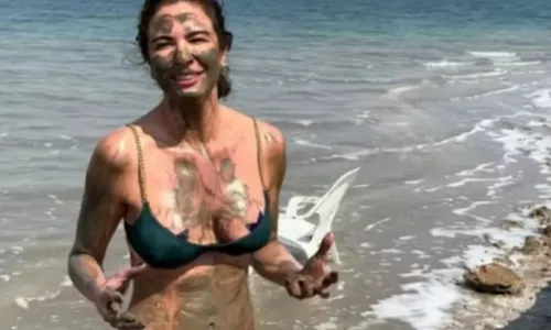 
				
					Luciana Gimenez enche corpo de lama no Mar Morto: 'Sumir cicatrizes'
				
				