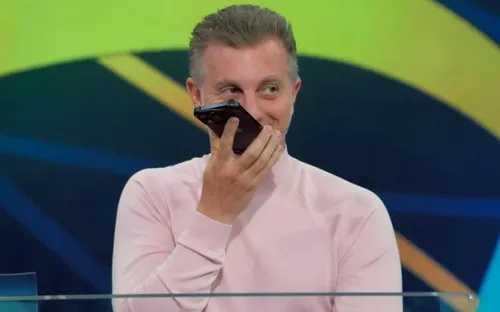 
				
					Luciano Huck interrompe 'Domingão' para atender ligação do filho
				
				