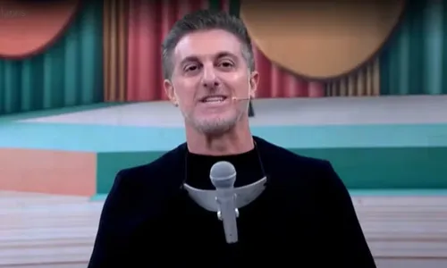 
				
					Luciano Huck quebra protocolo e homenageia Silvio Santos: 'Fenômeno'
				
				