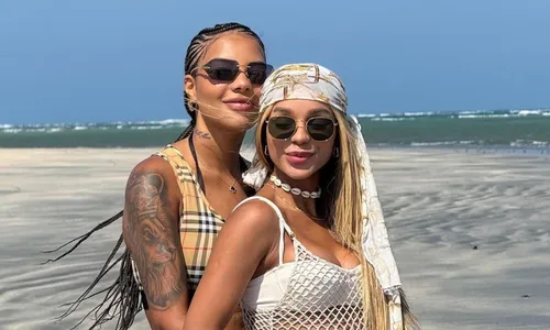 
				
					Ludmilla abre álbum e baba na barriga de grávida de Brunna Gonçalves
				
				