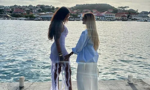 
				
					Ludmilla e Brunna Gonçalves proíbem celular em chá revelação luxuoso
				
				