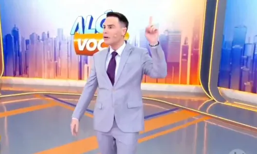 
				
					Eleandro Passaia barra estreia de Luiz Bacci após 'golpe' da Record
				
				