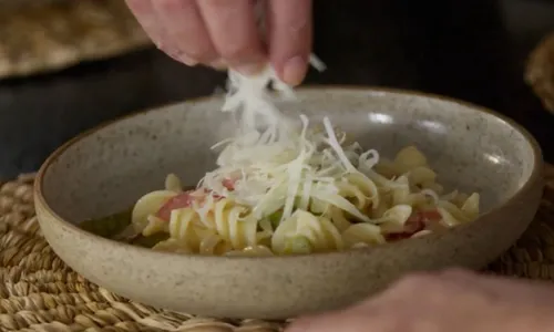 
				
					Macarrão do amor: aprenda receita que Diogo Nogueira fez para Paolla
				
				
