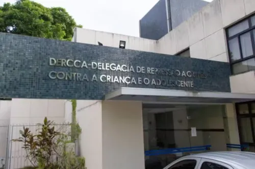 
				
					Menina de 6 anos é atingida com tiro no rosto dentro de casa na Bahia
				
				