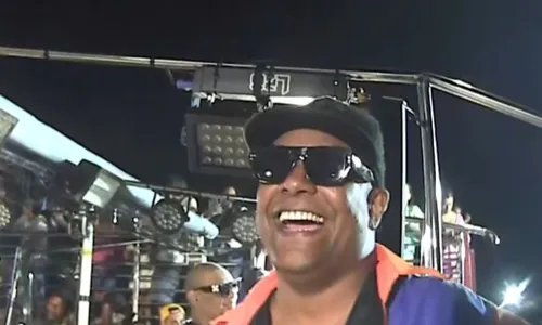 
				
					Micareta 2025: Márcio Victor canta sem cueca e faz revelação íntima
				
				