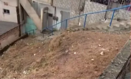 
				
					Moradores deixam casas por risco de deslizamento de terra em Salvador
				
				