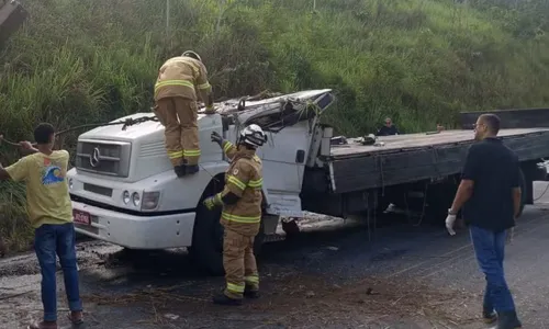 
				
					Motorista morre após caminhão carregado de leite capotar na Bahia
				
				