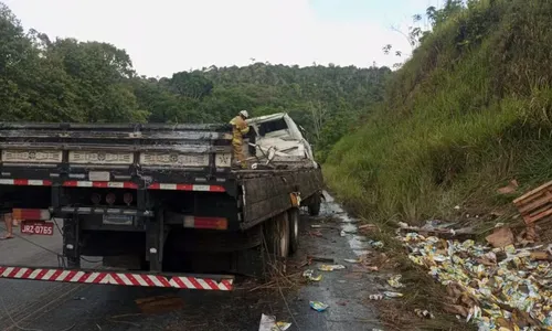 
				
					Motorista morre após caminhão carregado de leite capotar na Bahia
				
				