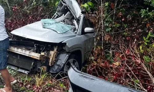 
				
					Motorista morre após carro derrapar e colidir com van em rodovia da BA
				
				