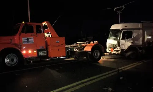 
				
					Motorista morre após colisão entre carro e caminhão-tanque na BR-101
				
				