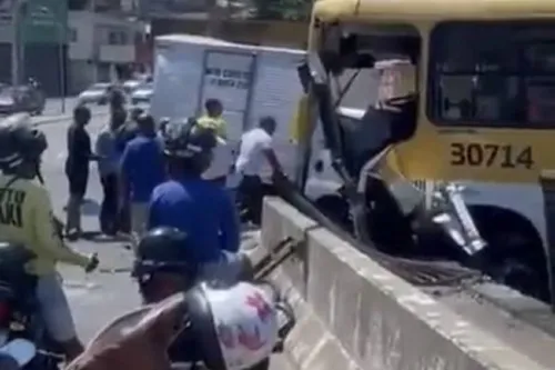 
				
					Motorista perde controle e bate ônibus em caminhão e mureta na Bahia
				
				