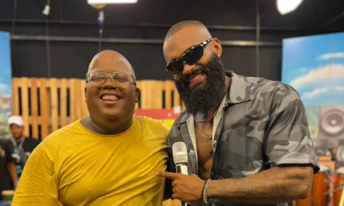 
				
					Na pegada de Léo Santana, Yanque assume a frente da banda Apert Play
				
				