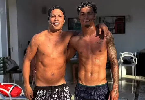 
				
					Nora de Ronaldinho Gaúcho posa grávida de jogador: 'Nossa família'
				
				
