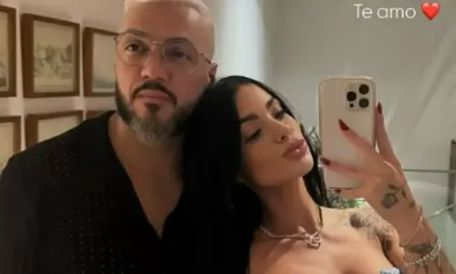 
				
					Namorada de Belo ostenta jantar romântico após Gracyanne sugerir volta
				
				