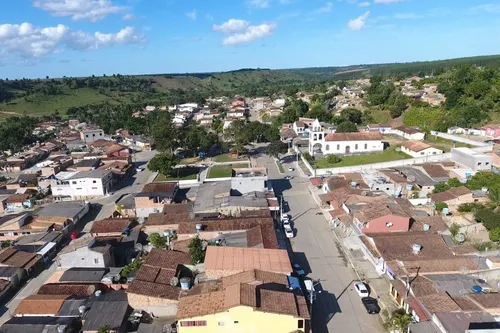 
				
					Pai morre e filha fica ferida após ataque a tiros pizzaria na Bahia
				
				