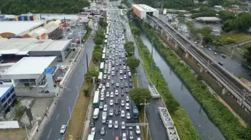 
				
					Parte de avenida de Salvador é interditada após suspeita de vazamento
				
				