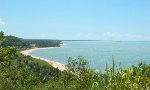 
				
					Pescadores são resgatados após naufrágio em destino turístico da Bahia
				
				