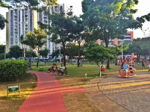 
				
					Pessoa é baleada durante tentativa de assalto em praça de Salvador
				
				