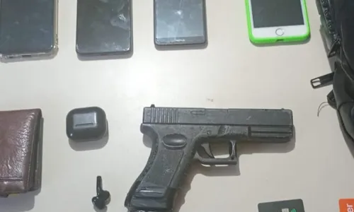 
				
					Polícia Militar prende suspeitos de assalto a ônibus em Salvador
				
				