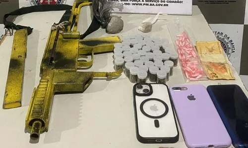 
				
					Polícia apreende submetralhadora e drogas em bairro de Salvador
				
				