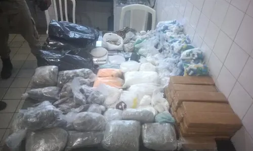 
				
					Polícia aprende 10 mil comprimidos de ecstasy e pinos de cocaína na BA
				
				