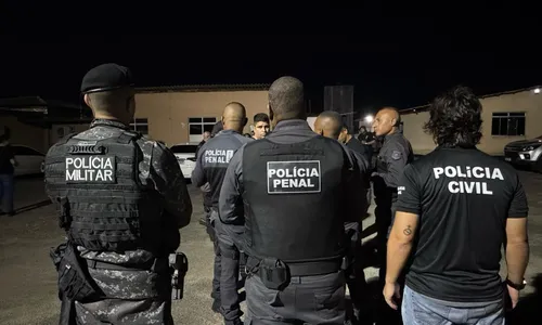 
				
					Policiais realizam operação em prisões após ataques no Lobato
				
				
