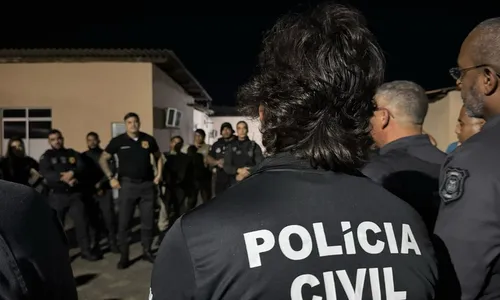 
				
					Policiais realizam operação em prisões após ataques no Lobato
				
				