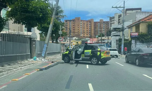 
				
					Poste fica danificado após batida de viatura do trânsito em Salvador
				
				