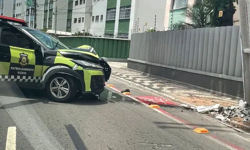 
				
					Poste fica danificado após batida de viatura do trânsito em Salvador
				
				