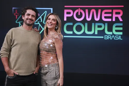 
				
					Power Couple: Andreoli revela motivo para Rafa Brites não usar aliança
				
				