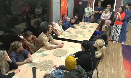 
				
					Power Couple: famosos fazem reunião após tretas com comida e higiene
				
				