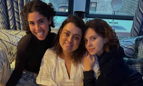 
				
					Preta Gil ganha visita emocionante de Bela Gil e famosos reagem
				
				