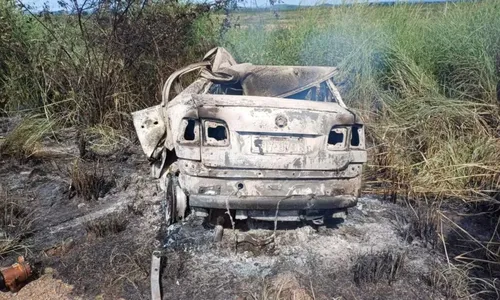 
				
					Quatro pessoas morrem após carro pegar fogo em acidente na Bahia
				
				