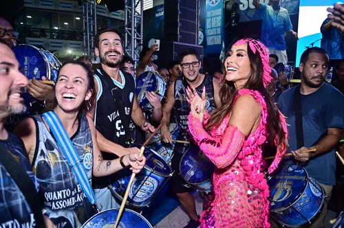 
				
					Sabrina Sato beija muito e cai no samba com Nicolas Prattes no RJ
				
				