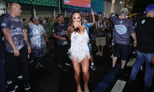 
				
					Sabrina Sato enfrenta chuva em ensaio de rua da Vila Isabel; FOTOS
				
				